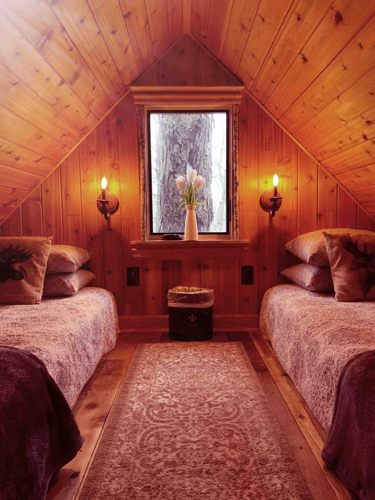 Loft area with two twin beds