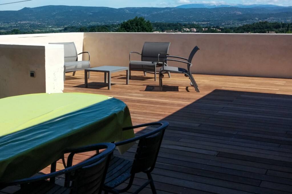 ...vue sur le ventoux et les monts de Vaucluse.