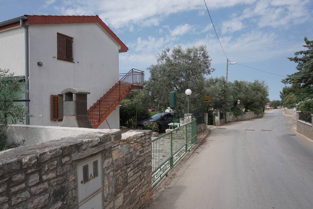 Location of the apartment house by the main road from Peroj to Barbariga