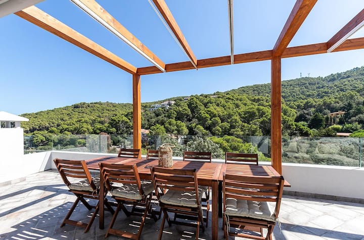 Modern villa with stunning views & private pool
