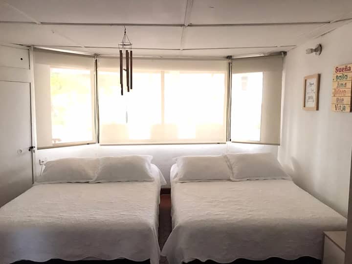 Este cuarto cuenta con dos camas,  dobles las cuales tienen colchones nuevos muy confortables.
Tiene arie acondicionado y baño privado.
Cuenta con una vista al mar muy bonita y es un lugar muy tranquilo.