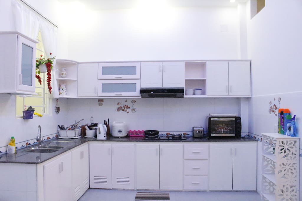 Thiết bị đầy đủ trong nhà bếp mở như bếp, ga, lò nướng ....