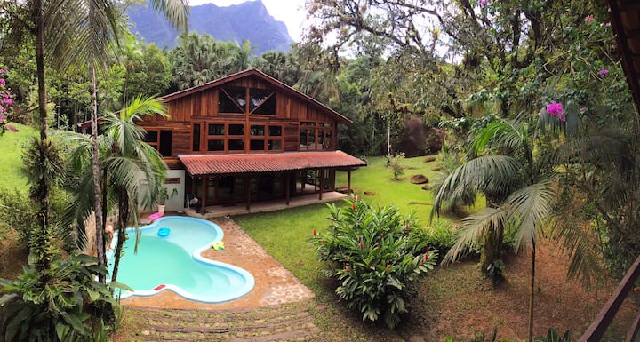 Casa com jardim e piscina