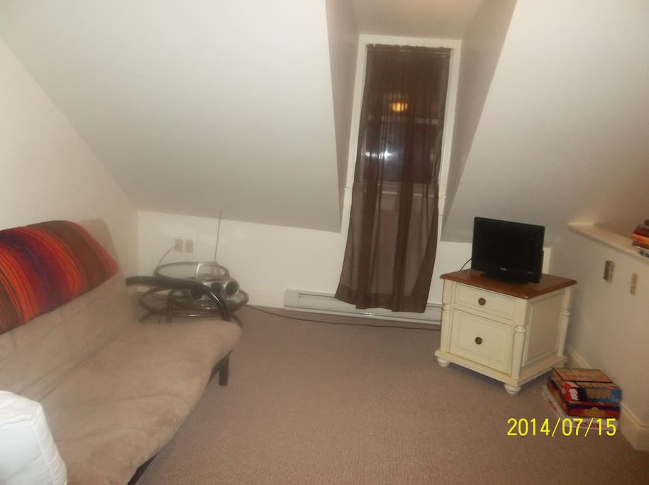 3RD FLOOR - FUTON AND SINGLE BED - SLEEPS 3