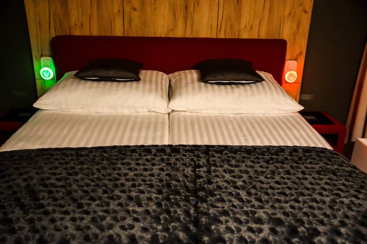 KITANDA CHA KUSTAREHESHA KILICHO NA UHAKIKISHO WA KULALA KWA AFYA YA USIKU