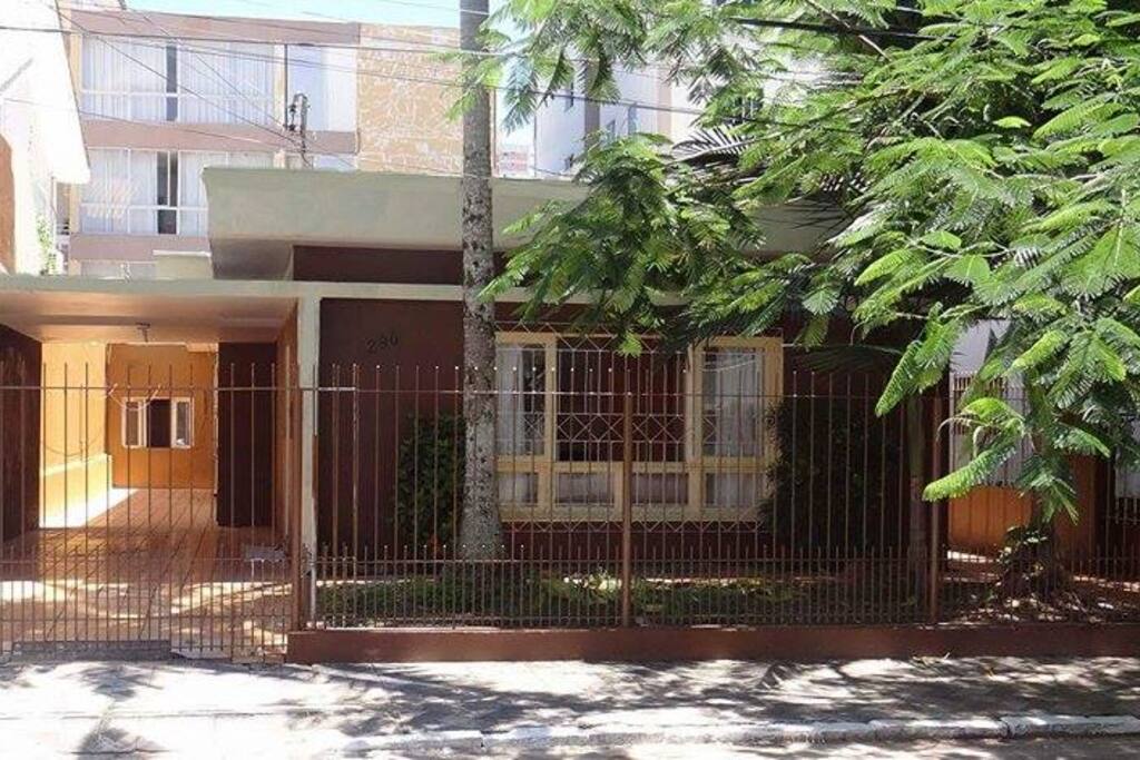 LINDÍSSIMO: sombra do flamboyand em frente a casa e sossego da rua sem movimento.