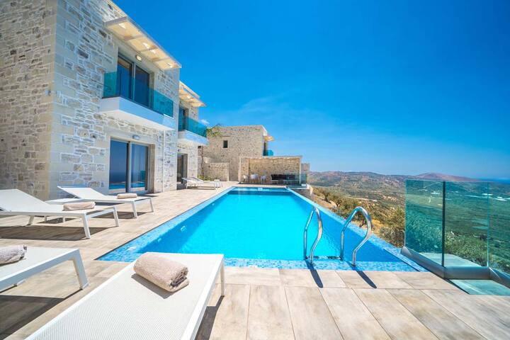 Luxury Villa with a Miraculous View gallery image 3