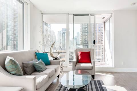 Executive Downtown Apartment With Views From Every Room