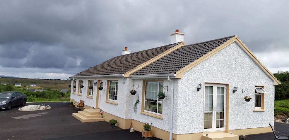 Ardara Relaxing home, wonderful views.  Room 3