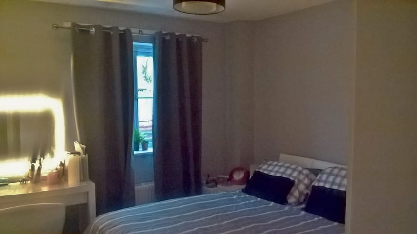 Soli's ideal Gatwick room - share in a 2 bed flat