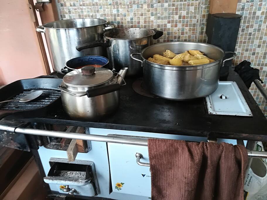 Tengo mi cocina de leña. A veces nos reunimos y hacemos algo rico que comer.