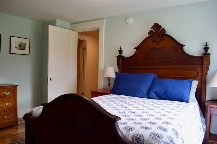 I hela huset har vi inkluderat möbler som vi har renoverat och restaurerat för att ge huset en mer karaktär och historia. 

Detta sovrum har en dubbelsäng, byrå och utsikt från sängen över den stora bakgården och skogen. 