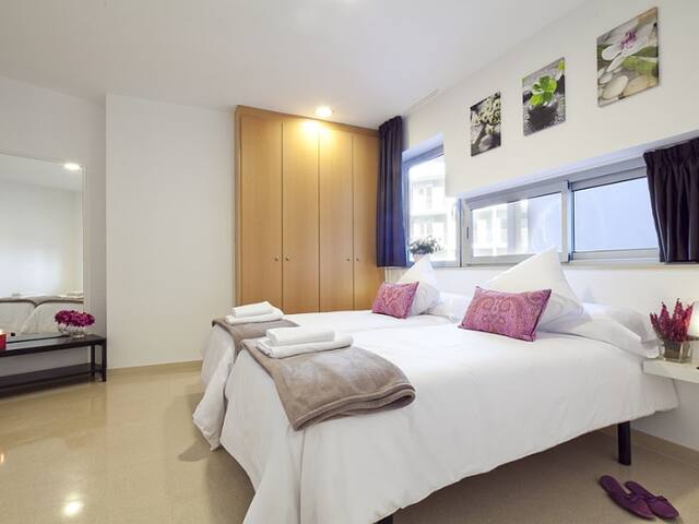 ch2x3w Large GroupFlat Las Ramblas-Fira Barcelona gallery image 4