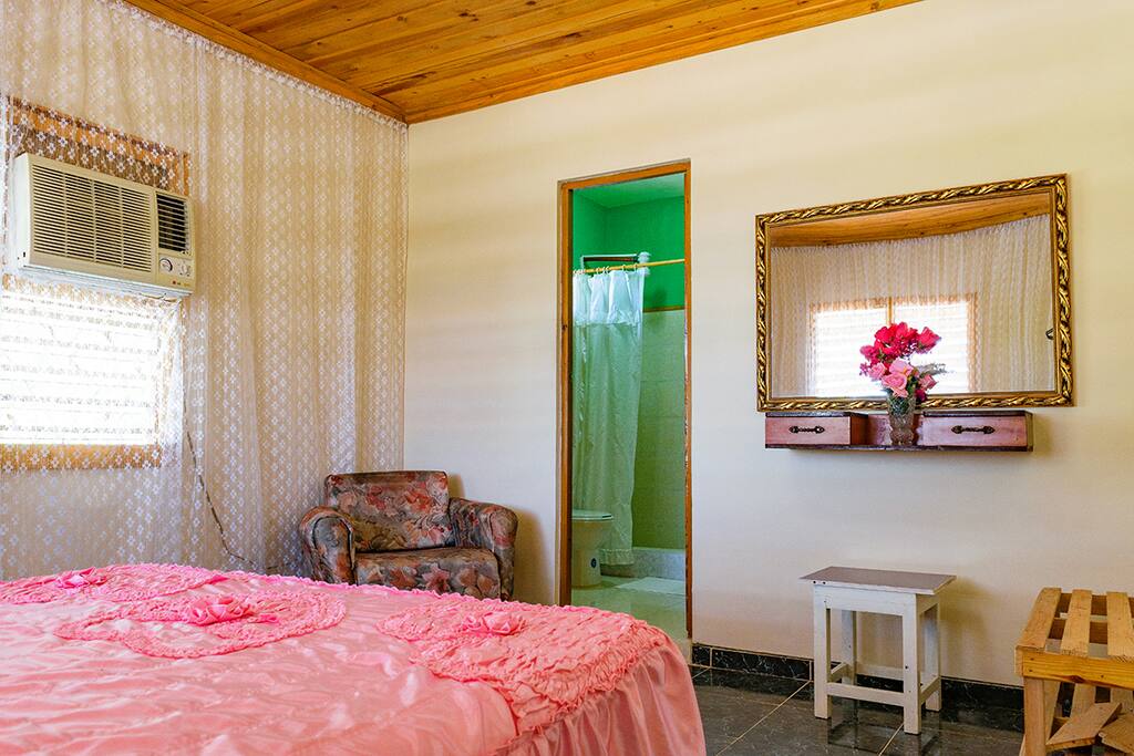 Habitación y entrada del baño