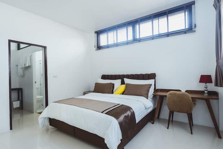 Dormitorio principal con baño privado, escritorio, TV, aire acondicionado