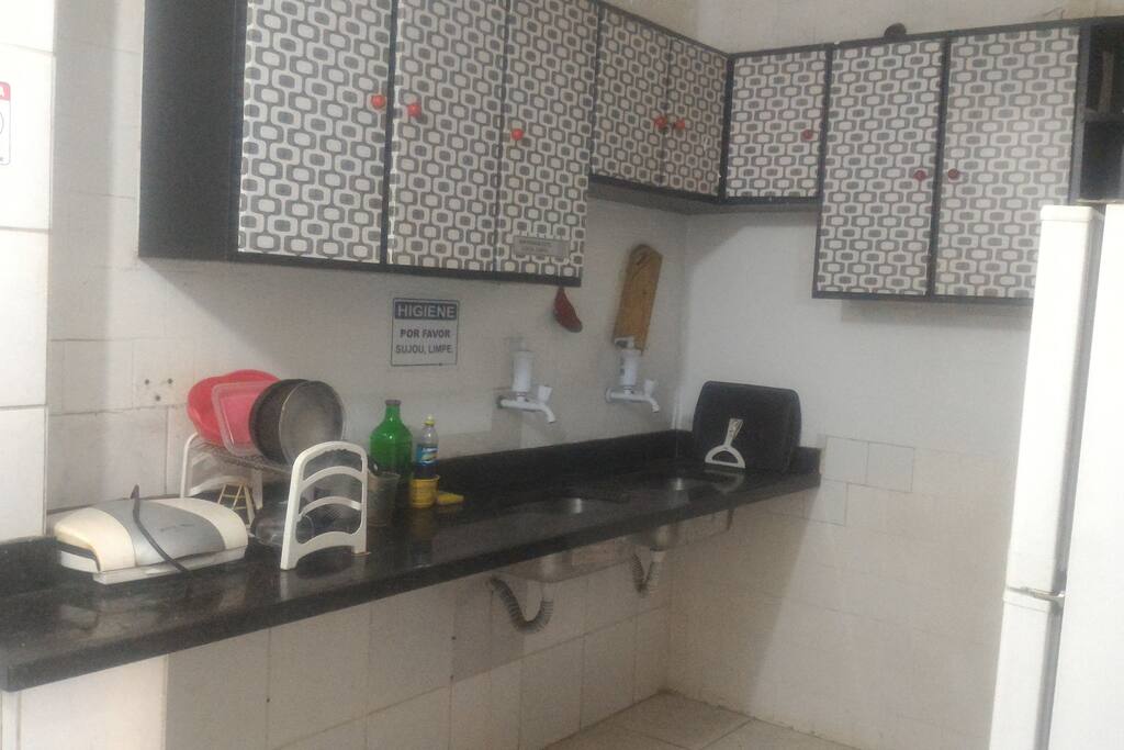 Cozinha ampla e equipada.