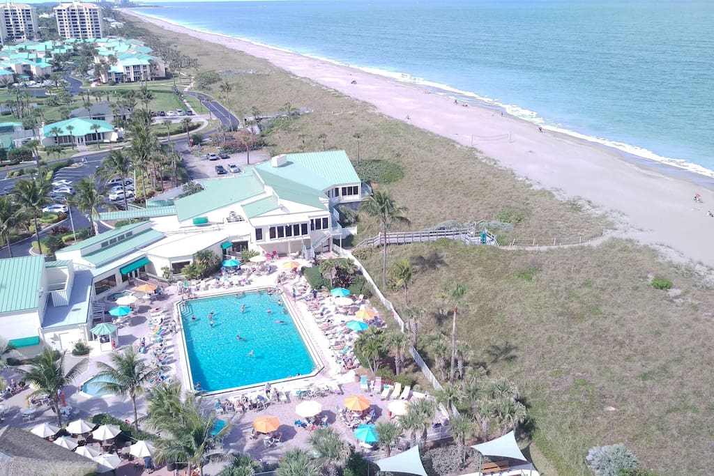 Great pool, beach and ocean.