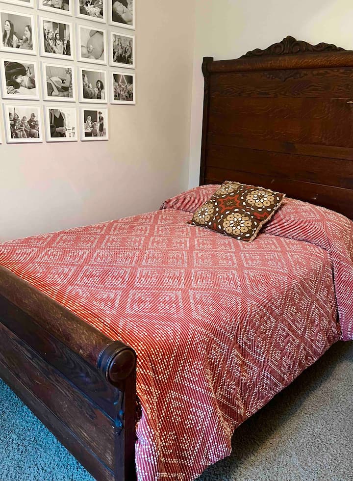 Slaapkamer 2, groot bed. 