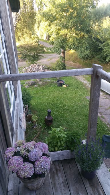 Kleiner Balkon mit Morgensonne zum Frühstück
