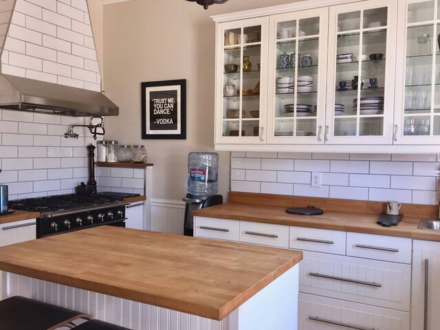 Historic House 4BR/2B – 2500 sqft gallery image 5