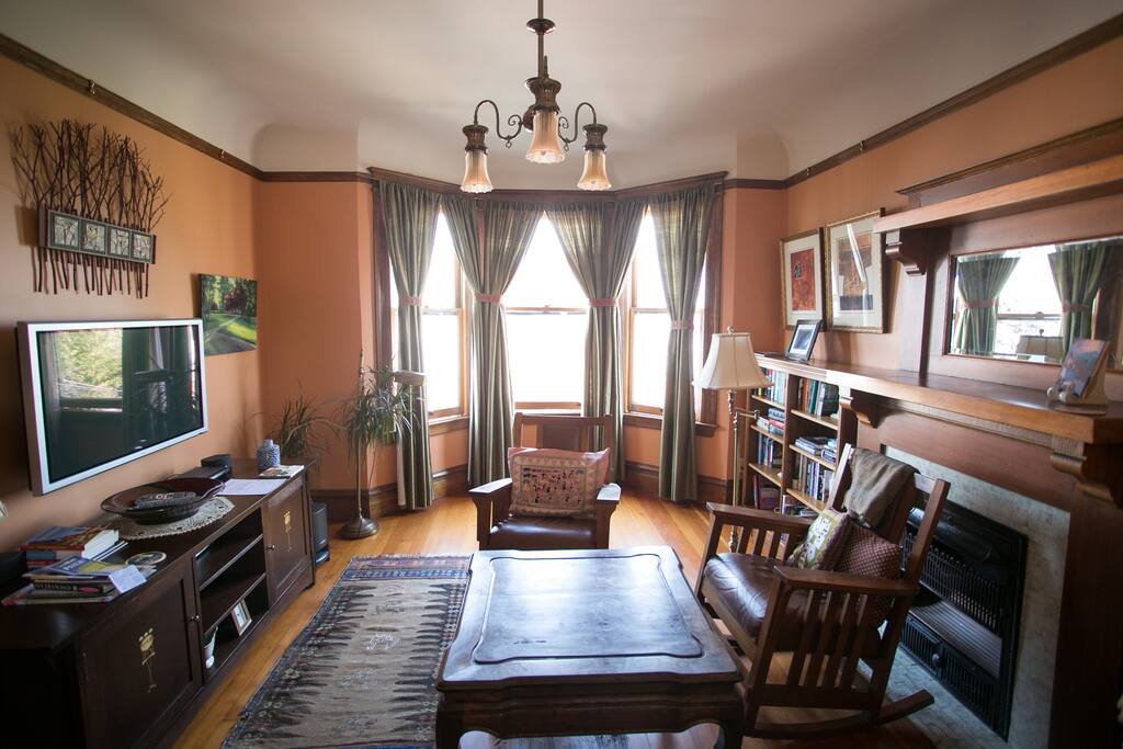 Living room, comfortably furnished with TV.