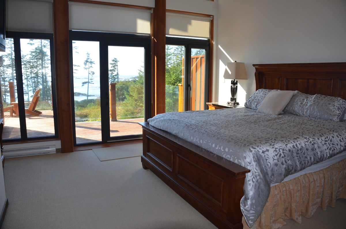 Main Bedroom, sleep to the soothing sound of the ocean
