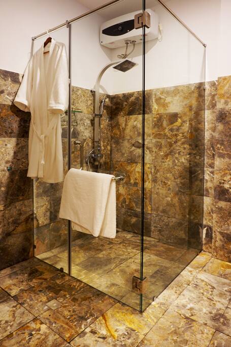 20/28: Phòng tắm # 1 - 5 Sao Tiêu chuẩn Khăn và Áo choàng tắm và chất lượng Tiện nghi