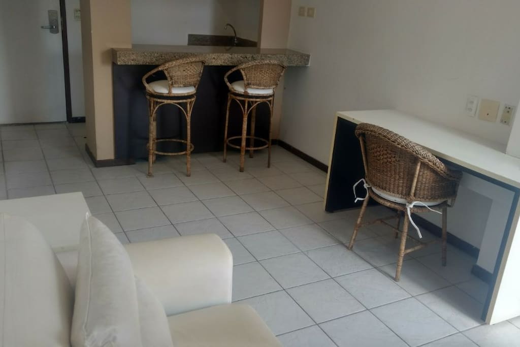 Mini-bar e sala de estar com bicama