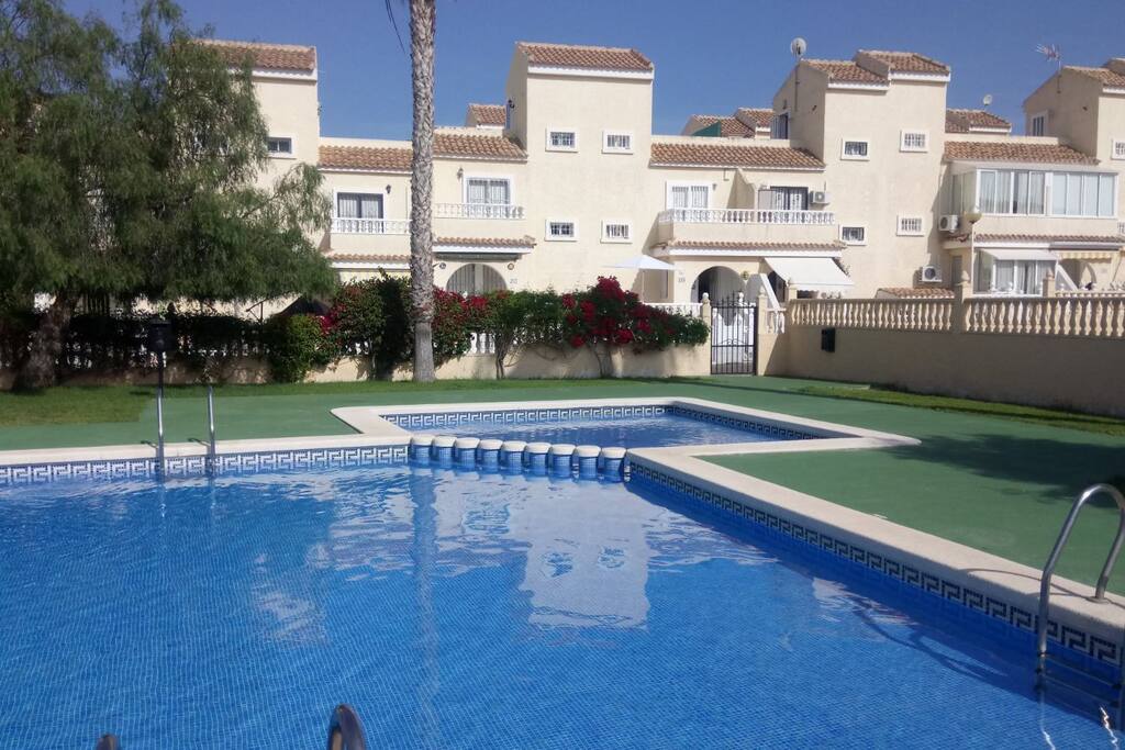 Una de las piscinas del complejo ideal para adultos y niños muy grande