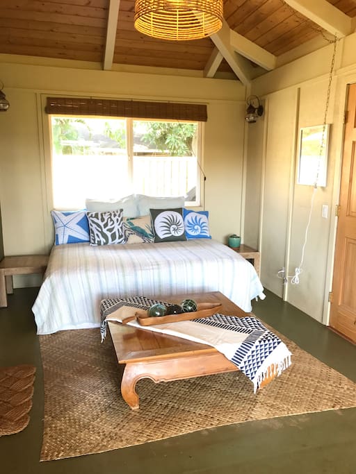 Entry room with full size pune (Hawaiian daybed)