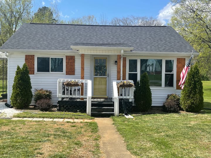Cozy Cottage Downtown!Minutes from Lee University!