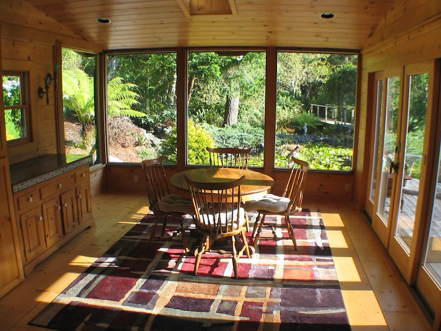 Dining/sunroom adjacent to kitchen