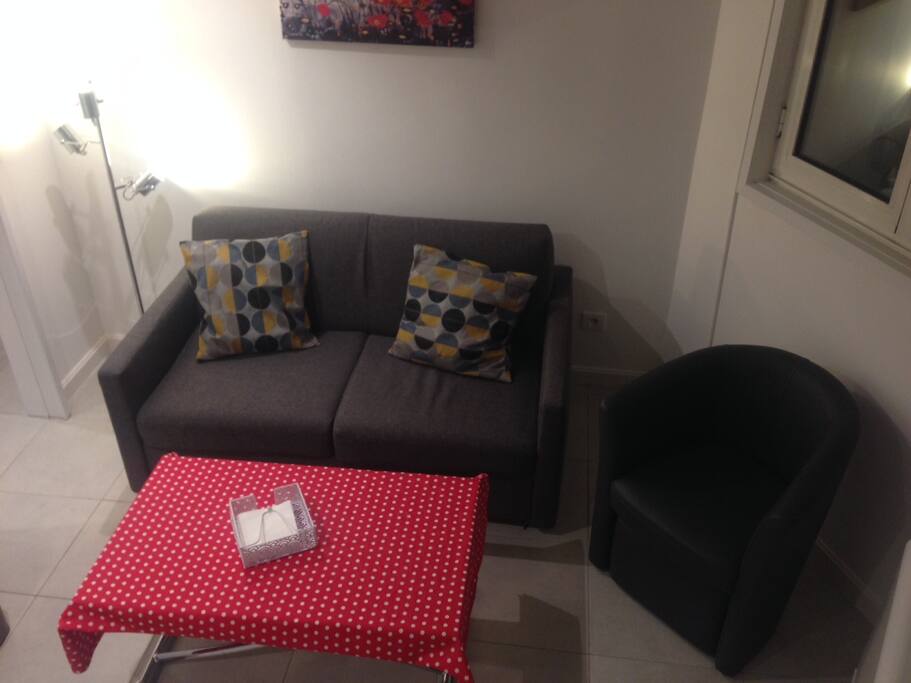 Le salon avec un mobilier contemporain