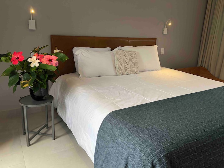 ️ Სამი ლუქსი გთავაზობთ ჯიბით სავსე საგაზაფხულო ლეიბებს იდეალური ძილისთვის. Საწოლისა და აბაზანის თეთრეული თეთრია, დამზადებულია სუფთა ბამბისგან, რაც უზრუნველყოფს სირბილეს, კომფორტსა და ფუფუნებას თქვენი სტუმრობისთვის. ✨ #ComfortEmCadaDetalhe