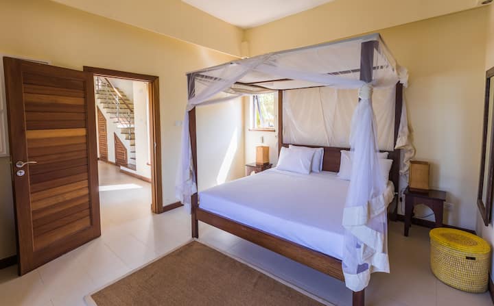 غرفة 1 - سرير بحجم كبير ، جناح داخلي مع شرفة تطل على حمام السباحة (الطابق السفلي)