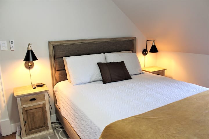 3 - ти етаж - спалня с двойно легло и самостоятелна баня