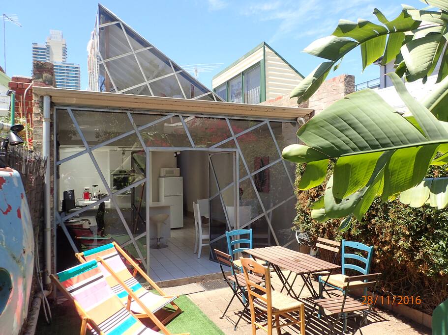 Amazing outdoor space! Deck chairs, bbq, seating for 6!