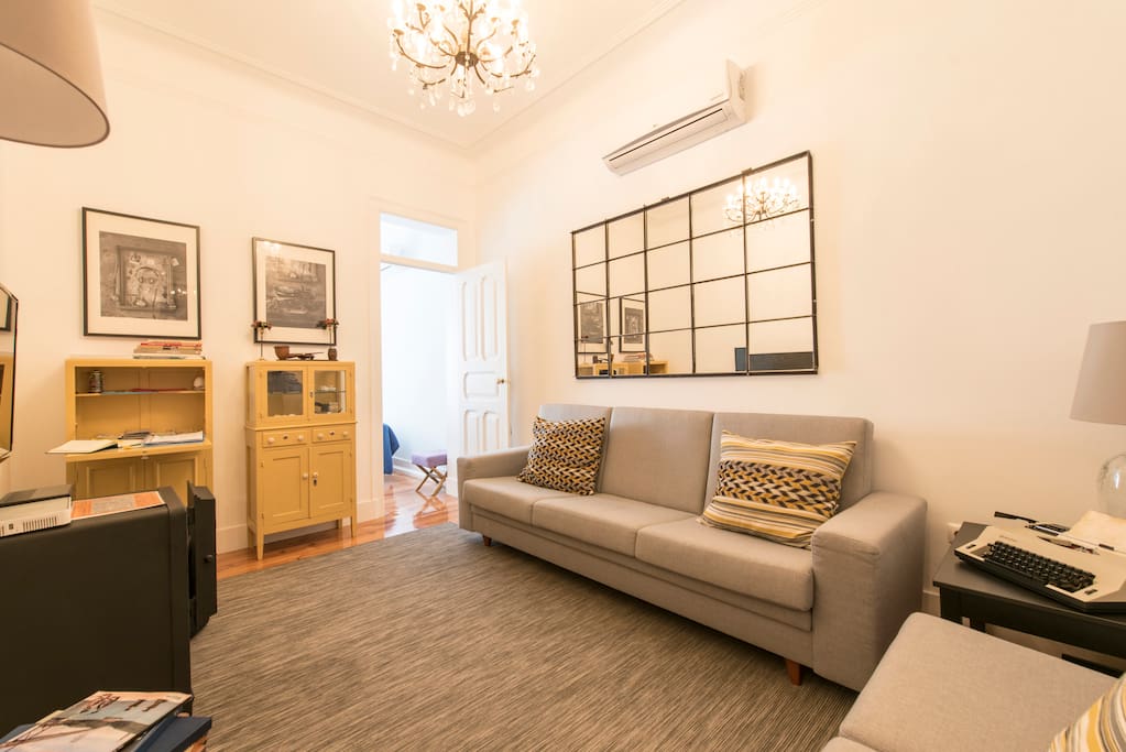 Sala de Estar com o Cofre/Living Room with the Safe