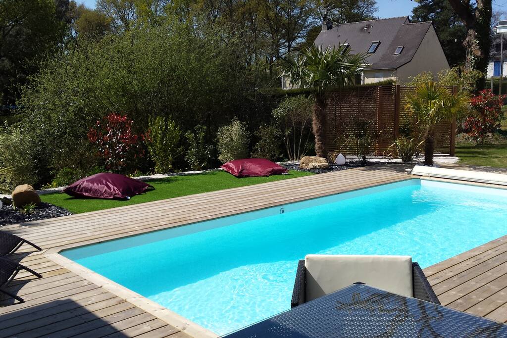 La piscine chauffée avec son coin detente