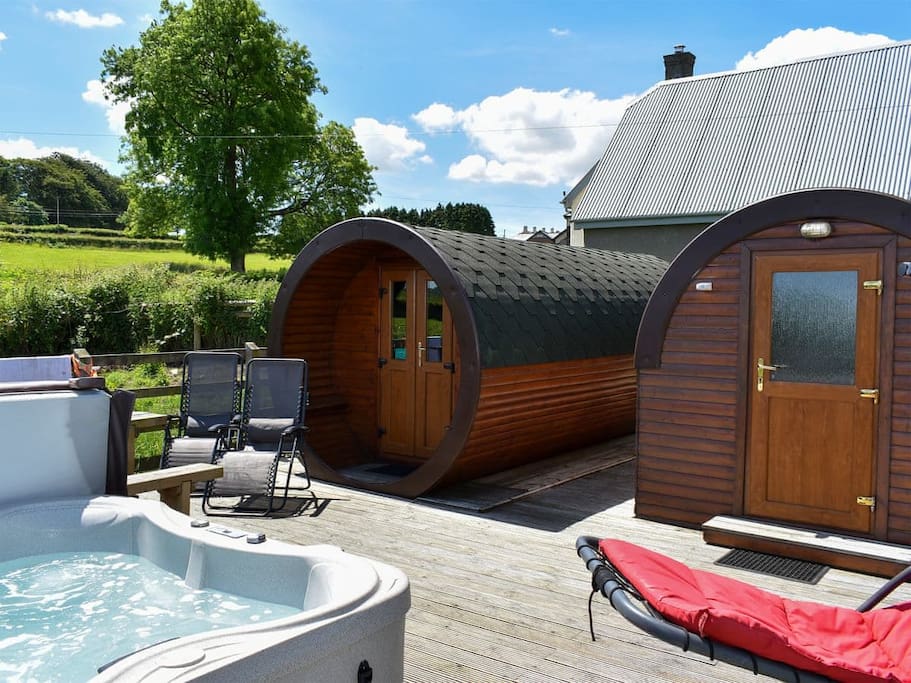Rivendell Glamping Pods, Cornwall with hot tub Huts for Rent in North