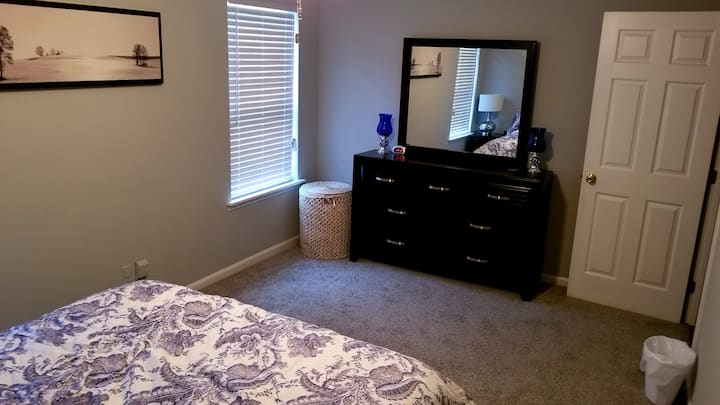 חדר שינה ראשי מרווח