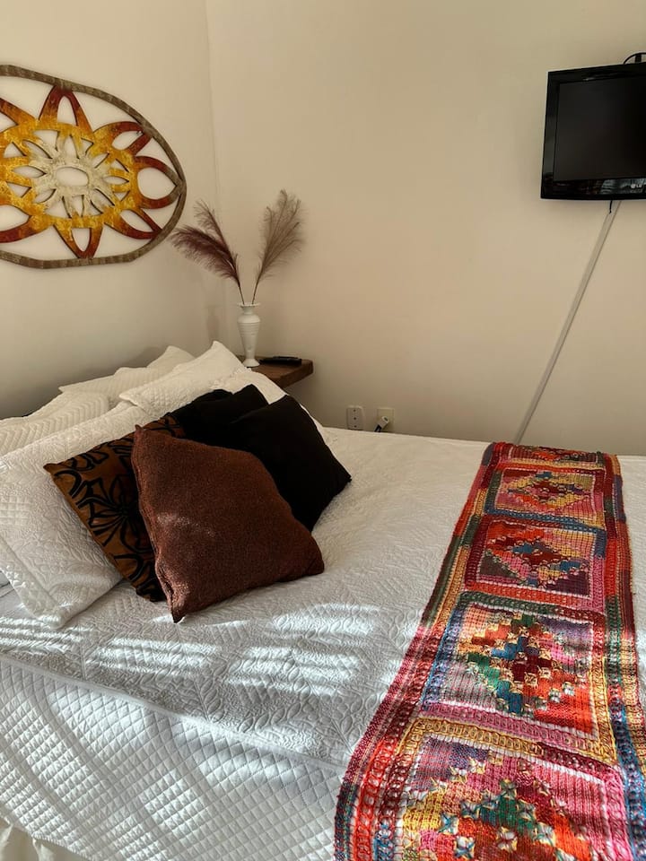 Kitanda cha ukubwa wa malkia na kitanda kimoja, feni ya dari na televisheni, kwenye chumba 