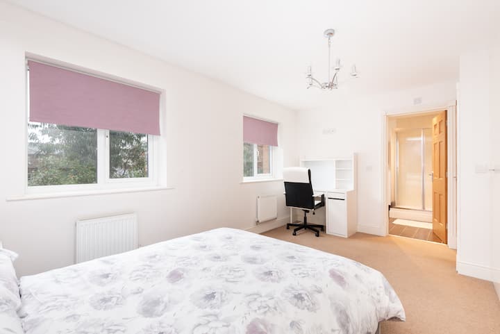 卧室2.一楼双人卧室，带独立淋浴间