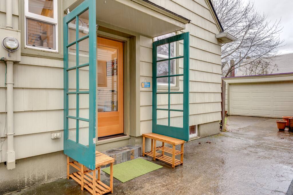 "Private secure entry so you don't have to be a bother to anyone if you come in late." - Trevor C. Feb. 2017 guest 