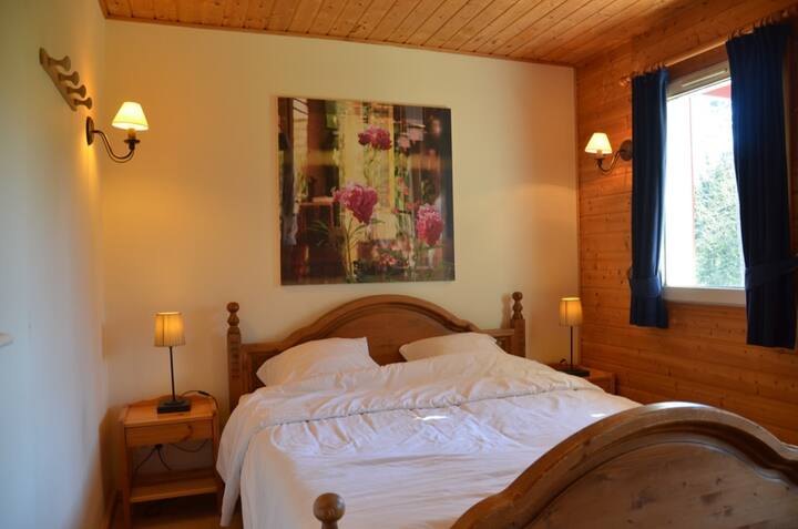 Slaapkamer 2: 2 eenpersoonsbed, garderobe, wastafel en douche. / Chambre 2: lit double, armoire, lavabo et douche. / 2: dubbel bed, kleerkast, wastafel en douche.