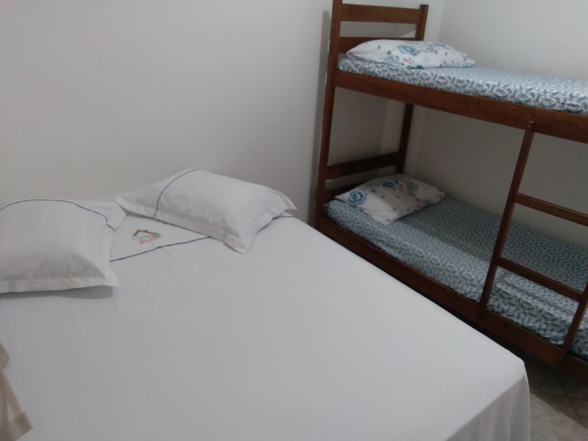 חדר שינה 3 (קומת קרקע)

1 מיטה זוגית (קפיצים בכיס)
מיטת קומתיים אחת,
מזגן מפוצל 
 
 
* מיטות מרופדות בסדין בסיסי

כריות זמינות.

הערה: אנחנו לא מספקים בגדי ים וכיסויים.
 