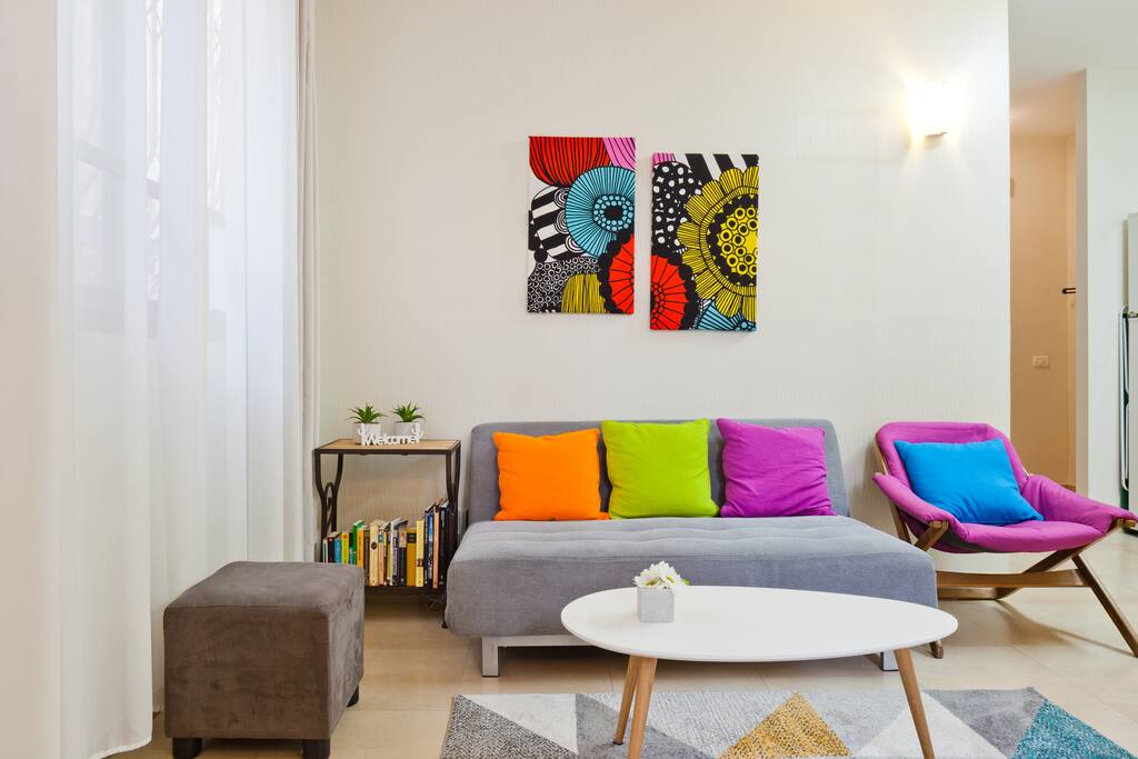 Cozy living room, with sofa bed that sleeps 2