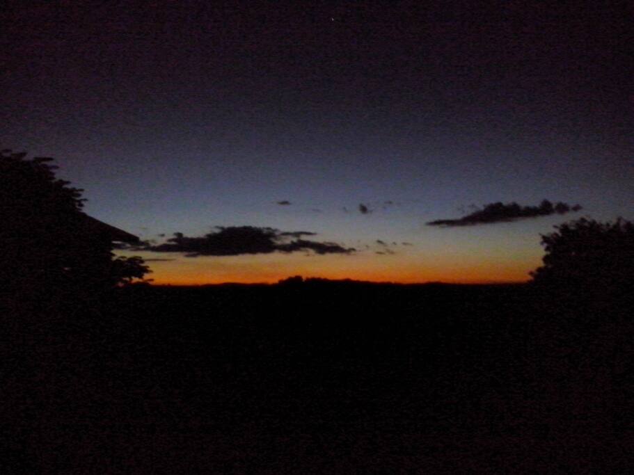 Pôr do sol visto da varanda da casa