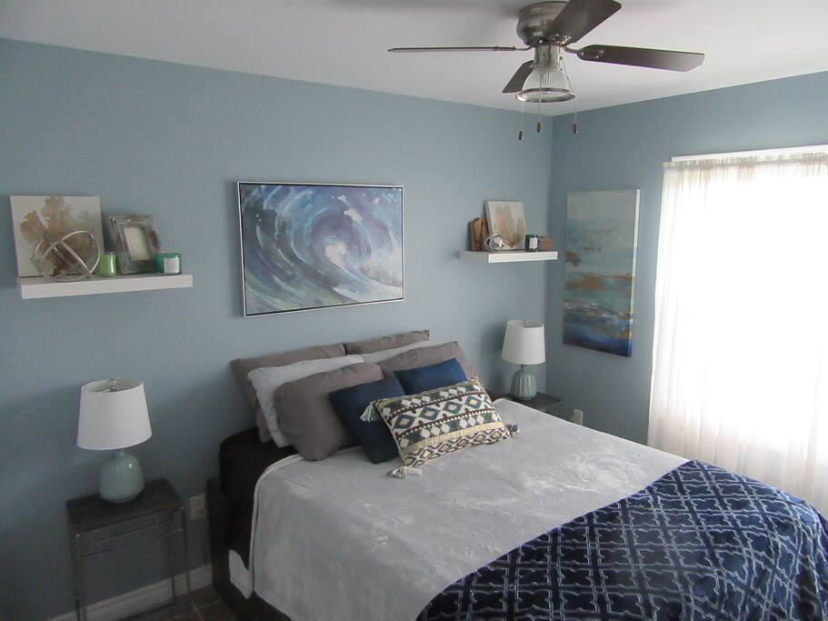 Bedroom (Queen Bed)