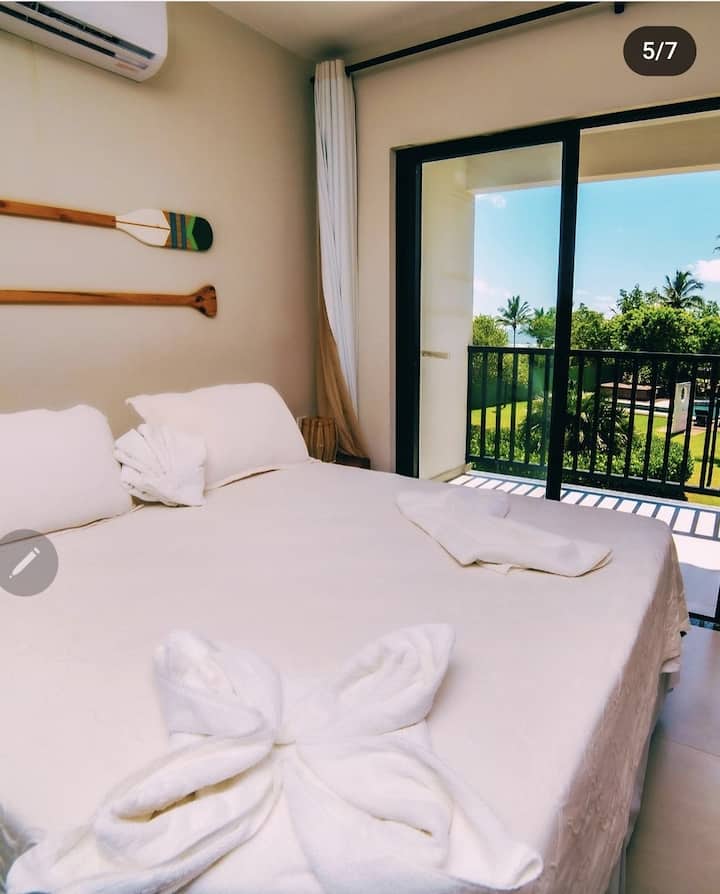 חדר עם מרפסת, נוף לבריכה הראשית ונוף לים